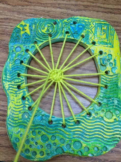 It is Art Day!: Clay and Weaving! colored with oil pastels, construction paper crayons, and water color paint. Clay Weaving, Kids Weaving Projects, Clay Frame, Classe D'art, Hantverk Diy, Weaving For Kids, Kids Clay, 4th Grade Art, Elementary Art Projects