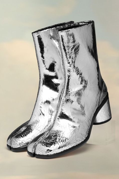 Mirror Boots, Mirror Silhouette, Digital Projection, Japanese Socks, Tabi Boots, Maison Margiela Tabi, Tabi Shoes, Margiela Tabi, Fashionable Shoes