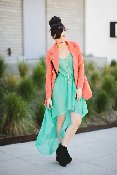 Coral and mint green outfit, a stunning and "happy" color combination. Sea Green Colour Combination Dress, Sea Green Colour Combination, Vestidos Color Melon, Sea Green Colour, Homeless Woman, Mullet Dress, Coral Jacket, True Spring, 2010s Fashion