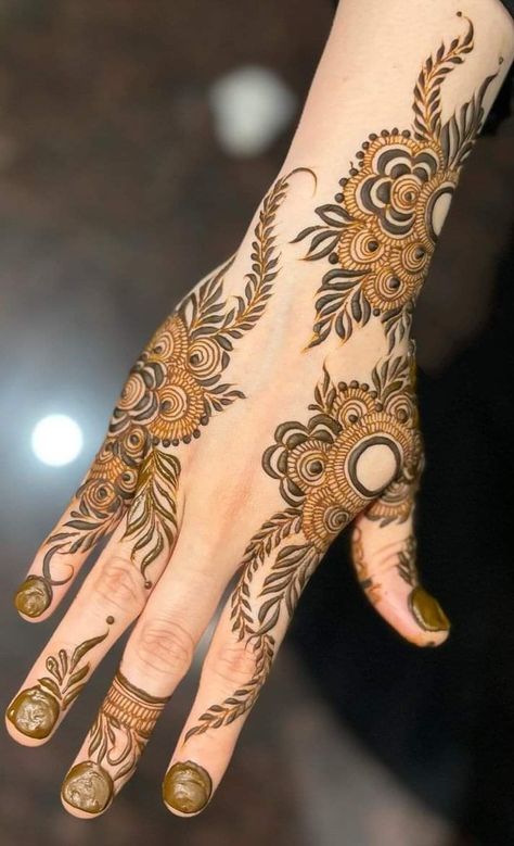 Front Hand Modern Mehndi Designs, Simple Unique Mehndi Design, Mehndi Designs For Slim Hands, Anjum Mehndi Designs, Khafif Mehndi Designs New Simple, Mehendi Designs Khafif, Spiderman Mehendi, Simple Khafif Mehndi Designs, Arabic Mehendi Designs For Hands Unique Beautiful