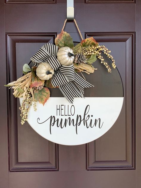 Fall Decor Front Door, Vintage Fall Decor, Fall Door Hanger, Door Signs Diy, Pumpkin Door Hanger, Halloween Door Hangers, Wooden Door Signs, Fall Door Hangers, Fall Door Decorations