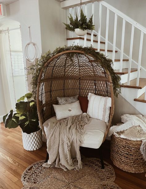 Basket Chair Living Room, Boho Chairs Living Room, Boho Lounge Room Ideas, Sunporch Ideas, Pretty Interiors, Armchair Decor, Chair Planter, Boho Lounge, Basket Chair