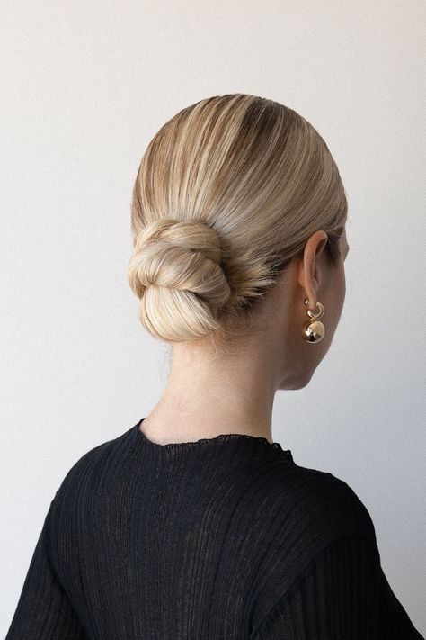 Unique Hair Updos, How To Do Low Bun Hairstyles, Easy Up Do Medium Hair, Low Bride Bun, Modern Bridal Bun, Easy Sleek Updo, Modern Bridal Hair Updo, Hair Tutorials Long Hair, Wedding Low Bun Tutorial