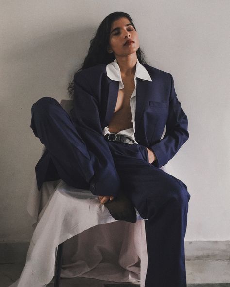 Oversized blazers 💙🤎🍂 . . . . . . Minimal fashion, moody aesthetic, blazer style, oversized blazer, 80s shoulders, 90s style, 90s babe, chic outfit, fall layering, fall fashion, timeless fashion, classy chic, classy style, timeless wardrobe, Vintage vibes, #minimalstyle #classystyle #blazerstyle #vintagestyle #80sfashion #90sbabe #falllayers Women In Oversized Suit, Classic 80s Outfit, Woman In Blazer Photoshoot, 80s Chic Fashion, Oversized Blazer Photoshoot, 90s Minimalism Aesthetic, Vintage Blazer Outfit, Style Oversized Blazer, Aesthetic Blazer