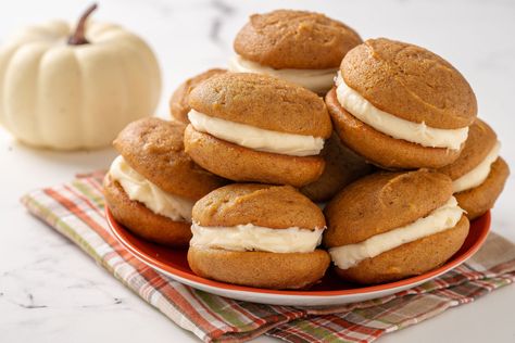 These pumpkin whoopie pies are made with pumpkin puree and pumpkin pie spice and sandwich a rich cream cheese filling. Pies With Cream Cheese, Winter Party Foods, Halloween Pumpkin Recipes, Pumpkin Cream Cheese Pie, Pumpkin Whoopie Pies, Pumpkin Spice Recipe, Cheese Pumpkin, Best Pie, Whoopie Pies