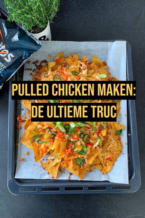 Pulled chicken maken – het zal een jaar of 7, 8 geleden zijn dat dit ineens razend populair werd in Nederland. 🙌 De trend kwam overwaaien uit Amerika, zoals wel vaker het geval is, en al meteen was er geen foodtruck zonder broodje pulled chicken (of pork) op het menu. Maar ook mensen thuis gingen het massaal zelf maken. Met een interessante truc is pulled chicken ontzettend makkelijk en snel te maken! Dit is hoe… 😍  #pulledchicken #chicken #bakken #koken #recept #recepten Pulled Chicken Recipe, Pulled Chicken Recipes, Pulled Chicken, Nachos, Chicken Recipes, Chicken, Drinks