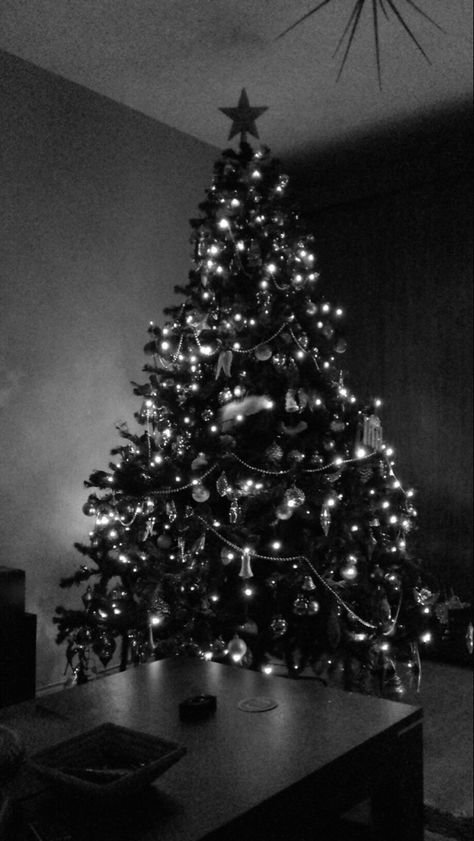 Christmas Wallpaper Aesthetic Black, Christmas Wallpaper Black And White, Black Christmas Wallpaper Iphone, Dark Christmas Aesthetic Wallpaper, Black And Grey Wallpaper, Scary Christmas, Christmas Tree Wallpaper, Christmas Tree Decorating Themes, Christmas Aesthetic Wallpaper