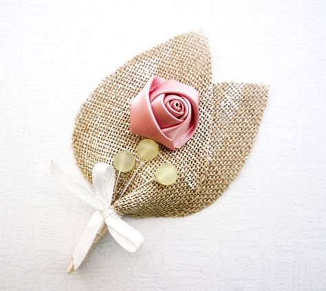 Rustic Wedding Men Accessories Man Groom's by SenoritaJoya on Etsy, $9.90 Burlap Flower Tutorial, Pillows Design, Diy Boutonniere, Jute Flowers, Deco Champetre, Jute Crafts, Burlap Crafts, Groom Boutonniere, Burlap Wedding