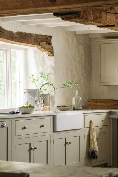 21 Beautifully Rustic English Country Kitchen Design Details to Add Charming European Country Style Antique French Kitchen Island, Silestone Worktop, Interior Design Country, Dapur Rustic, Mary's Kitchen, Lovely Interior, Small Cottage Kitchen, Kitchen Conversion, Rustic Country Kitchens