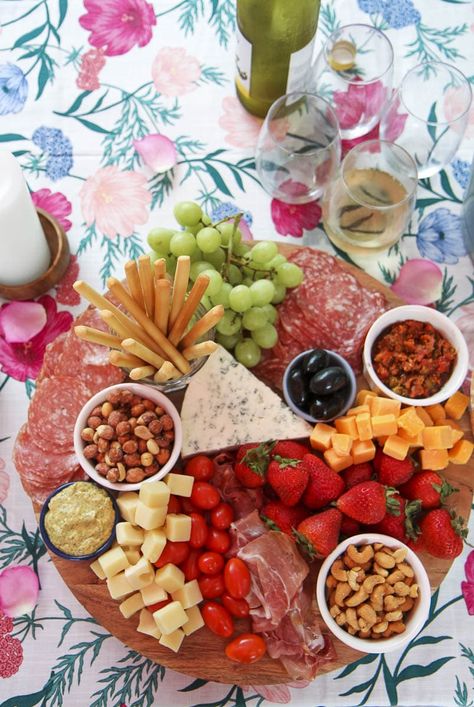 Look at this beautiful charcuterie board! 7 Tips for a Successful Book Club from MomAdvice.com #Ad #TheGreatAlone #BookClub Book Club Party Food, Book Club Ideas Hosting, Book Club Menu, Book Club Snacks, Book Club Food, Book Club Party, Book Club Activities, Book Club Parties, Kristin Hannah