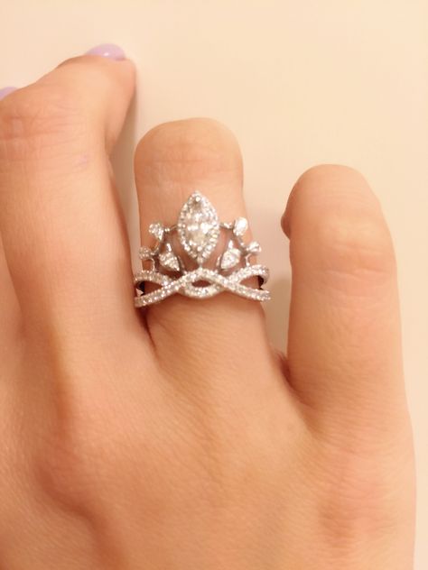 Chaumet diamond ring Chaumet Engagement Ring, Wedding Wonderland, Hand Rings, Wonderland Wedding, Adore Me, Wedding Crown, Put A Ring On It, Wedding Rings Engagement, Wedding Band