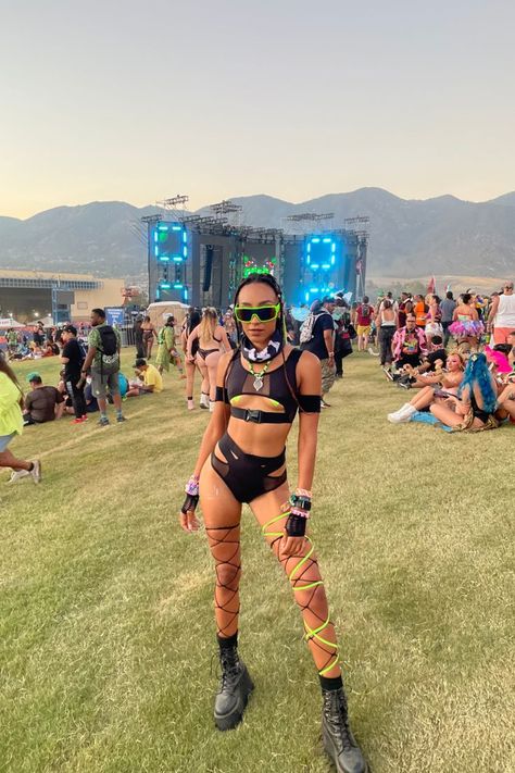 Rave Fit, Silver Outfits, Rave Fits, Raver Girl, Festival Girls, Festival Inspo, Rolling Loud, Rave Accessories, Rave Girl