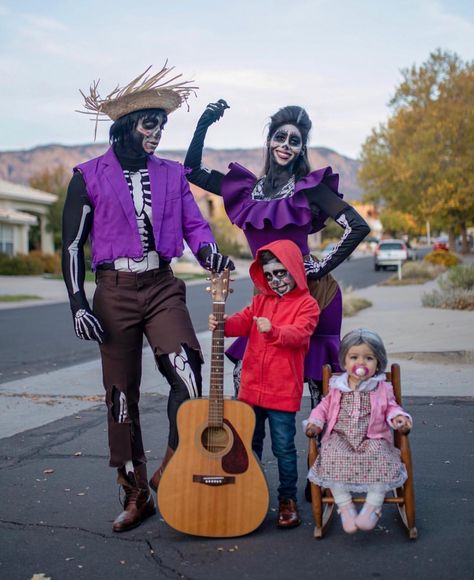 coco. Coco Halloween Costume Family, Coco Family Halloween Costumes, Halloween Costumes Boy And Girl, Coco Halloween Costume, Coco Costume, Matching Family Halloween Costumes, Family Themed Halloween Costumes, Coco Baby, Twin Costumes