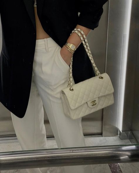 White Bag Outfit, White Chanel Bag, Chanel Bag Outfit, Chanel Classic Flap Bag, Expensive Bag, Bag Outfit, Chanel Flap Bag, Classic Flap Bag, Bags Aesthetic