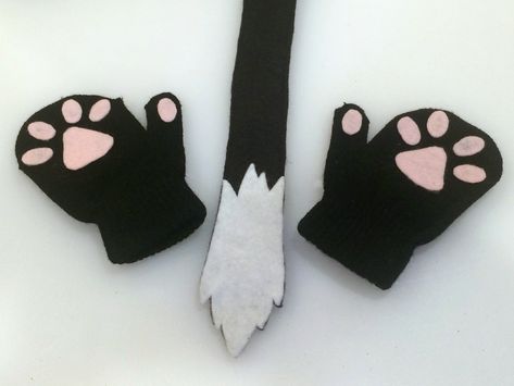 Two of my kids went at kitties for Halloween this year. To go with their ears, I made these easy tails and paws to complete their costumes. Pinguin Costume, Kids Crafts Masks, Cat Tail Costume, Felt Kitty, Black Cat Halloween Costume, Cat Costume Kids, Sew Halloween Costume, Cat Costume Diy, Nativity Costumes