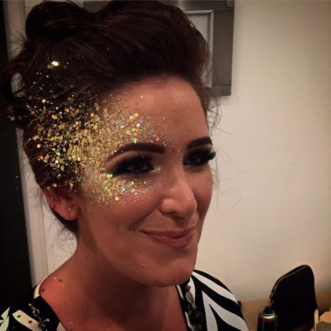 Gold Makeup Glitter, Color Guard Makeup Ideas, Gold Glitter Makeup Looks, Gold Dance Makeup, Gold Festival Makeup, Simple Face Glitter, Kostüm Gold, Gold Face Glitter Makeup, Gold Carnival Makeup