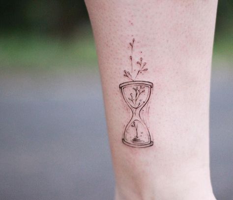 Minimal Tattoo Designs, Hourglass Tattoo, Minimal Tattoo Design, Delicate Tattoo, Tattoo Feminina, Hour Glass, Subtle Tattoos, Spine Tattoos, Small Tattoo Designs