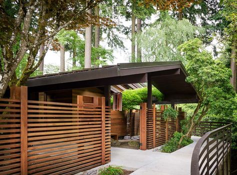 Mid-Century House Remodel-Jessica Helgerson-01-1 Kindesign Midcentury Modern House Exterior, Portland House, Ranch House Remodel, Mid Century Modern Exterior, Mid Century Exterior, Mid Century Ranch, Modern Fence, Wooden Fence, Fence Design