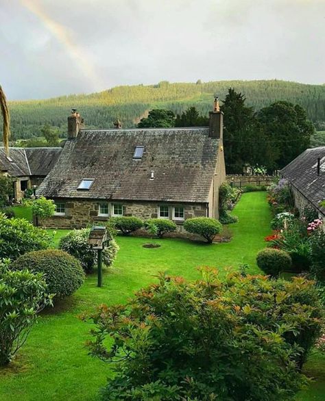 Scotland Aesthetic, Irish Country, Scottish Homes, Highland Village, Country Kitchens, House Dream, English Cottage Garden, Hobbit House, Beaux Villages