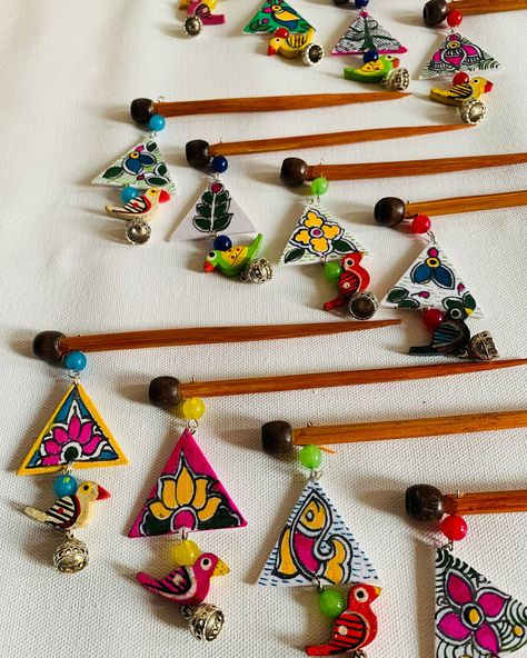 HandPainted Madhubani art work juda pin Dm for more detail #HandPaintedJudaPin #MadhubaniJudaPin #MadhubaniArtAccessories #MadhubaniHairJewelry #EthnicHairPin #HandcraftedJudaPin #IndianArtHairAccessory #TraditionalJudaPin #FolkArtAccessories #MadhubaniFashion Fabric Jewelry Handmade, Painted Jewellery, Fabric Bangles, Desi Art, Diy Jewelry Set, Terracotta Jewellery Designs, Madhubani Paintings, Earrings Diy Handmade, Diy Fabric Jewellery