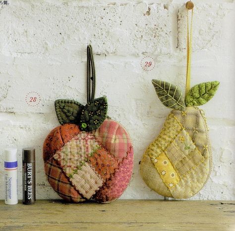 Fruit purses by akemi shibata pic | Flickr - Photo Sharing! Scan on laptop. Hexie Quilts Patterns, Japanese Patchwork, Unique Handbags, Bag Pattern Free, Wool Thread, Quilting Rulers, Attention To Detail, Patchwork Bags, Japanese Crafts