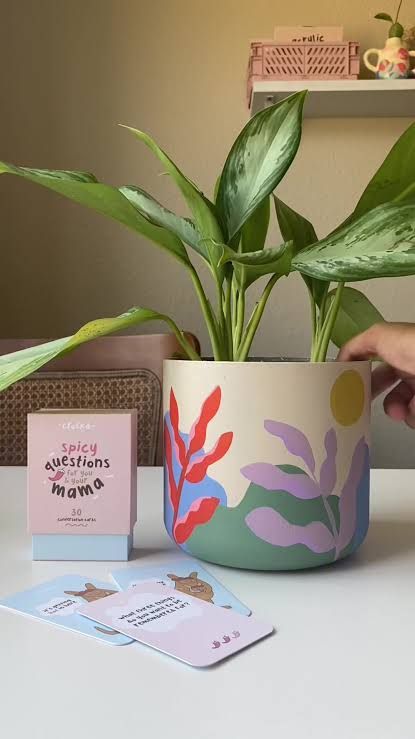 Pottery Jar Painting, Painted Pottery Plant Pot, Pottery Painting Outfit Ideas, Painted Plant Pots Aesthetic, Ceramic Plant Pot Painting Ideas, Pottery Painting Plant Pot, Aesthetic Pot Painting, Abstract Pottery Painting, Macetas Ceramica Ideas