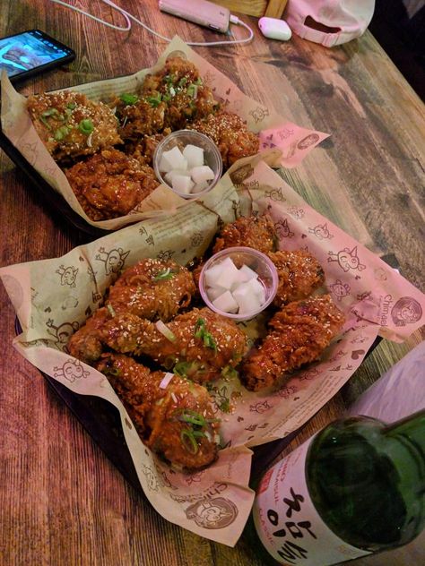 [I ATE] Chimaek. Korean fried chicken + Soju + Beer Beer Food, Korean Fried Chicken, K Food, Food Babe, Food O, Food Goals, Soju, Food Obsession, Cafe Food