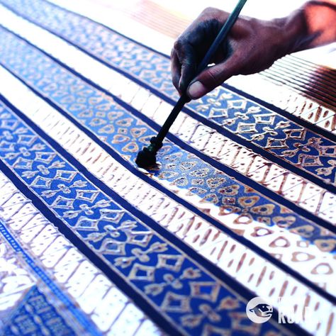 BATIK: Applying dye to the wax resist fabric. From thedailyroar Fabric Dyeing Techniques, Textile Dyeing, Indonesian Batik, Batik Art, Motif Batik, Batik Design, Batik Pattern, Textiles Techniques, Batik Prints