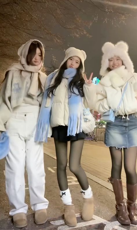 Light Colored Winter Outfits, Japan Winter Outfit 2024, Winter Ootd Aesthetic, Winter Douyin Outfits, Winter Outfits In Japan, Japan Outfit Ideas Winter, Canada Outfit Ideas, Winter In Japan Outfit, Tokyo Outfits Winter