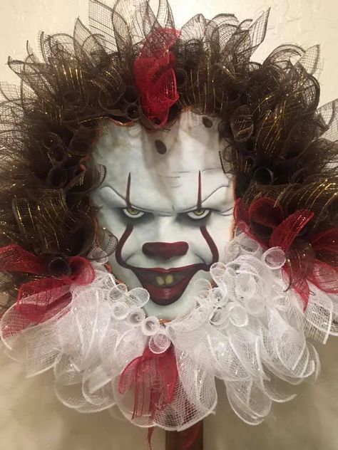 Pennywise Wreath, It Wreath, Mesh Projects, Wreaths Halloween, Amazing Pumpkin Carving, Creepy Halloween Decorations, Fall Floral Arrangements, Halloween Wreaths, Wreath Diy