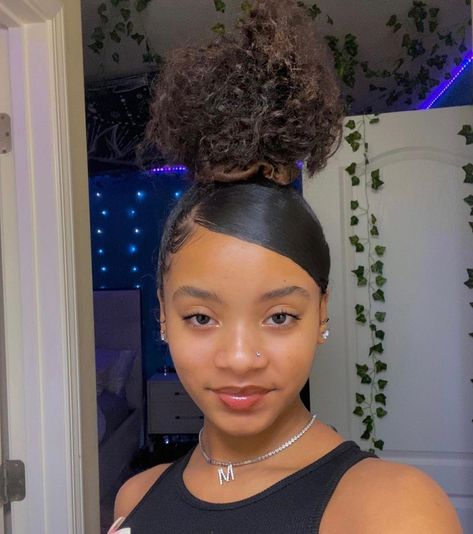 Ayeitsmaya Hairstyles, Natural Hair Ponytail Styles Afro Puff, Slick Ponytail Curly Hair, Quick Hairstyles For Natural Hair, Nursing School Hairstyles, School Hairstyles For Long Hair, Natural Hair Bun, Hair Bun Styles, Natural Hair Ponytail