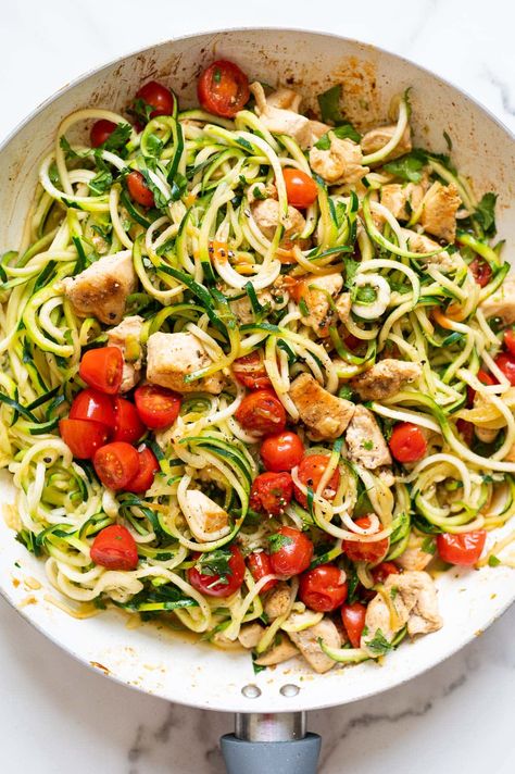 Zucchini Noodles with Chicken, Cilantro and Lime - iFoodReal.com Sweet Pepper Chicken, Spiral Recipes, Dinner Ideas With Chicken, Roasted Tomato Chicken, Healthy Zucchini Recipes, Best Dinner Ideas, Steaks Recipes, Zucchini Noodles Recipe, Zoodles Recipe