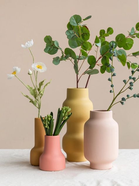 Vase Product Photography, Vase Photoshoot, Clay Flower Vase, Cute Flower Vase, Flower Vase Ideas, Plant In Vase, Spring Vases, Hotel Flowers, Photography Ideas At Home