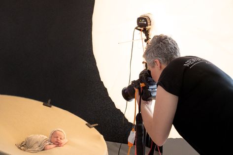 In her Newborn Photography Lighting online class, Kelly Brown explains and demonstrates how she controls natural daylight, continuous light, and studio strobe light, to create her newborn and family portraits. Newborn Photography Lighting, Camera Techniques, Kelly Brown, Soothing Baby, Photography Course, Strobe Light, Newborn Posing, Types Of Cameras, Studio Light