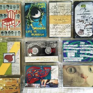 Tailoring the ultimate customized mixtape to win over your paramour. | 21 DIY Tricks All '90s Kids Mastered Mixtape Diy, Mixtape Aesthetic, Mixtape Art, Cassette Design, Christmas Cds, Cd Idea, Mix Cd, Cd Diy, Physical Media