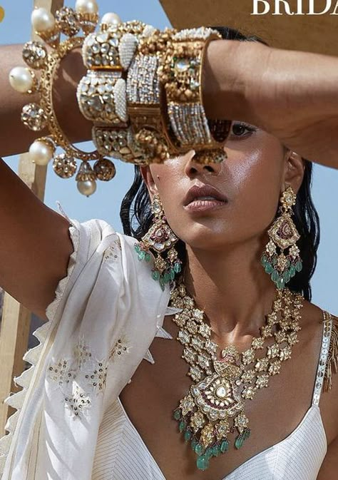 Indian Statement Jewelry, Antique Bridal Jewelry Gold, Sabyasachi Jewellery Bangles, White Tissue Saree, Kalamkari Dupatta, Outfit Corset, Hair Sleek, Saree Styling, Outfit Beige