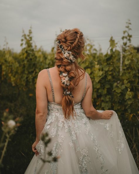 X3 reasons why you should consider choosing a dried flower hair vine for your wedding hair - ⠀⠀⠀⠀⠀⠀⠀⠀⠀ ✨A hair vine can make a real statement and elevate your hair style on your wedding day. ⠀⠀⠀⠀⠀⠀⠀⠀⠀ ✨ Vines are extremely versatile and can be styled in so many different ways. ⠀⠀⠀⠀⠀⠀⠀⠀⠀ ✨ Unlike fresh flowers, they won’t wilt by the time you get to the reception so your hair accessory will continue to look perfect for the whole of your wedding day. ⠀⠀⠀⠀⠀⠀⠀⠀⠀ Share these tips with your fellow ... Braided Floral Wedding Hair, Flowers Woven Into Hair Wedding, Wildflower Wedding Hair, Vine Dresses, Bridesmaid Outfits, Floral Wedding Hair, Bridal Braids, Flower Braids, Loose Braids