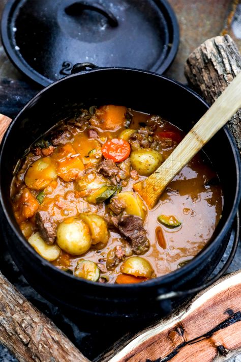 Melt-in-Your-Mouth Beef Potjie Recipe - Just Easy Recipes Ginger Sweets, Easy Flapjacks, Flapjacks Recipe, Stewing Steak, Ginger Chews, Flapjack Recipe, Recipes With Naan Bread, Honey Cream, African Cooking