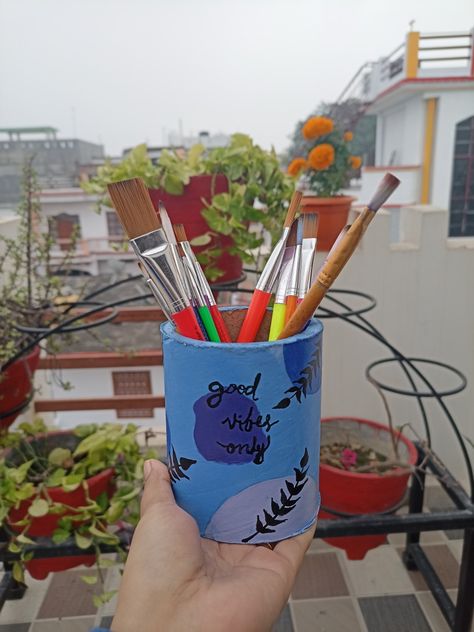 Krishna Pot Decoration, Pen Pot Ideas, Pencil Stand Painting Ideas, Cardboard Pen Holder, Pen Holder Painting Ideas, Pen Stand Diy Handmade, Aesthetic Pen Stand, Aesthetic Pen Holder Diy, Pen Stand Diy Creative