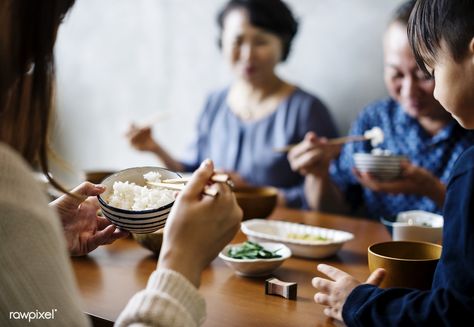 Japanese family eating | premium image by rawpixel.com Lifestyle Photography Food, Japanese Dinner, Japanese Dining, Dining Etiquette, Couple Cooking, Japanese Lifestyle, Eat Together, Family Eating, Family Dining