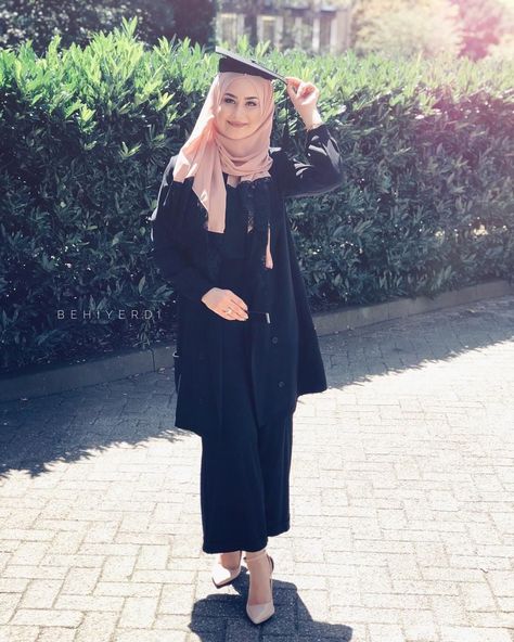 Convocation Dress Graduation, Convocation Dress, Muslim Graduation, Graduation Outfit Ideas University, Outfit Ideas Hijab, Graduation Outfit Ideas, Fall Fashion Skirts, Hijab Caps, Graduation Style