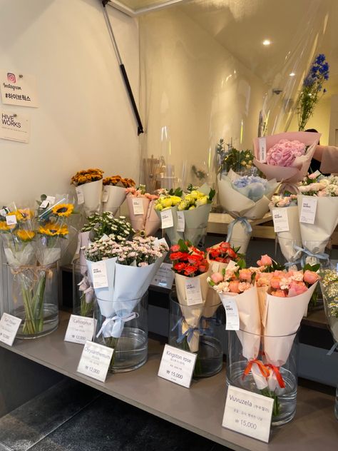 Summer in Korea, flowers Florist Pop Up Shop Display Ideas, Flowers Store Aesthetic, Inside Flower Shop, Flower Shop Aesthetic Korea, Korean Flower Shop, Flower Store Aesthetic, Flower Bouquet Display, Florist Shop Ideas, Korean Florist