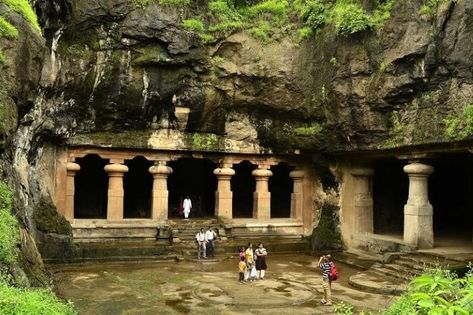 Tourists clicking photographs at the entrance to the Elephanta Caves on the island near Mumbai Caves In India, Elephanta Caves, Paris Holiday, Temple India, Mumbai City, Country Holiday, Visit India, Dream City, Holiday Inn