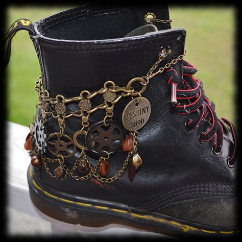 Steam Punk Diy, Steampunk Shoes, Steampunk Boots, Mode Steampunk, Boot Chains, Steampunk Crafts, Boot Bracelet, Steam Punk Jewelry, Boot Bling