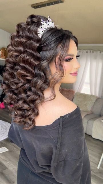 Peinados De Quinceanera Suelto, Hairstyles Hair Up, Peinados Para Xv Años, Xv Hair, Hairstyles Indian Wedding, Scrunchie Bun, Wedding Hairstyles Messy, Quince Hair, Glamour Bride