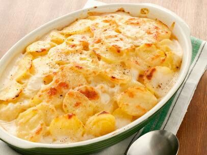 Costco scalloped potatoes Romanian Food Traditional, Potatoes And Cheese, Healthy Potatoes, Scalloped Potato Recipes, Potatoes Au Gratin, Potato Sides, Potato Side Dishes, Scalloped Potatoes, Healthy Sides