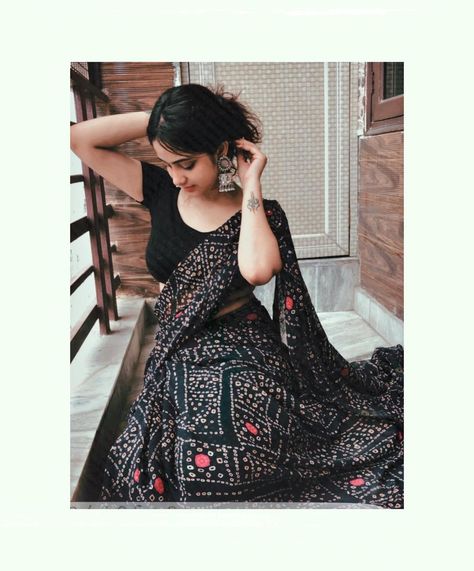 Poses At Home, Dp Pic, Bollywood Hairstyles, Beautiful Casual Dresses, Saree Poses, Girl Crush Fashion, Saree Photoshoot, Photo Pose Style, Saree Look