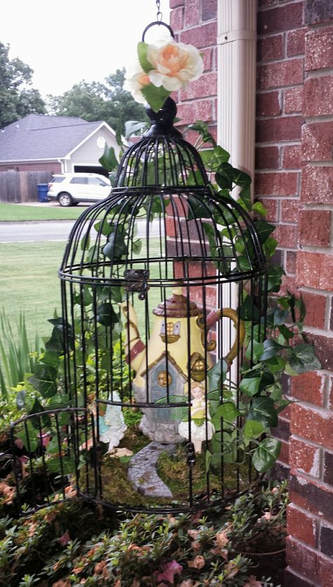 My fairy garden in bird cage. Birdcage Fairy Garden Ideas, Bird Cage Fairy Garden Ideas, Fairy Birdcage, Bird Cages Decorated Ideas, Repurposed Bird Cage Ideas, Outdoor Garden Decor Ideas, Birdcage Ideas, Birdcage Planter, Birds Cage