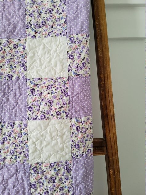 Lavender Quilt Patterns, Super Easy Quilts For Beginners, Pink And Purple Quilts, Pastel Quilts Ideas, Purple Baby Quilt, Pink Quilts Ideas, Baby Girl Quilt Patterns, Gingham Quilts, Girly Quilts