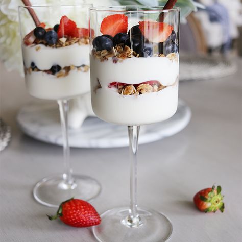 How To Make A Parfait, Yogurt Parfait Aesthetic, Single Serve Yogurt Parfait, How To Make Parfait, Fruit Parfait Cups, Healthy Yogurt Parfait Breakfast, Fruit Parfait Recipes Yogurt Breakfast, Breakfast Yougart Parfait, Fruit Yogurt Granola Parfait